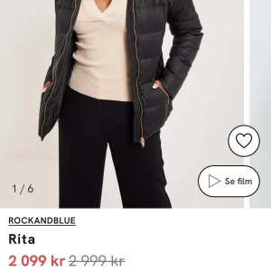 Rock and blue jacka - Säljer min snygga rock and blue jacka, köpt förra vintern från Nelly för 2999 kr. Den är orginal med äkta päls. Säljer då den inte kommer till användning längre. Storlek 36, passar S/XS. Fraktar eller möts upp i Kristinehamn 