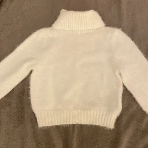 Vit tröja  - Fin kort topp från new yorker. Använd aldrig, jättebra skick som ny. Jättemysig och varm magtröja. 