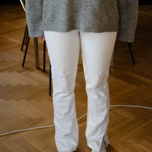 Raka jeans - Midwaist zara jeans med slits. Uppsydda för att passa någon ca 162 cm lång. Köpta för ca 2 år sedan.