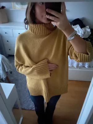 Gul stickad  - Super snygg stickat tröja💓
