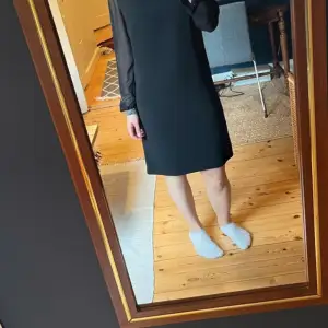 A-linjeformad svart klänning från Esprit. Fint tyg med lite genomskinliga ärmar. Silkig underklänning.  Endast använd en gång!