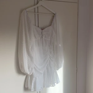 Vit klänning  - Superfin vit klänning från Boohoo. Använd en gång under utspring på studenten så i fint skick. Inga defekter. Skriv för fler bilder. Inga defekter. 