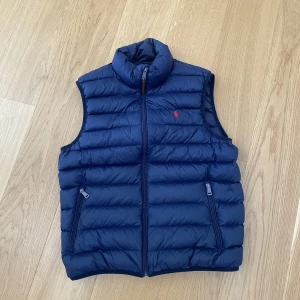 Polo Ralph Lauren väst - Marinblå polo väst i storlek M.  Använd fåtal gånger. Skick 9/10 Köparen står för frakt