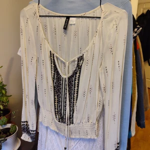 Fin tröja från H&M - Boho blus/tröja från H&M i storlek 32, är i fint skick som ny, är lite för liten för mig, passar någon i storlek xs eller mindre ☺️