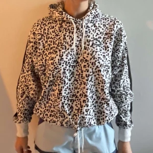 Camo Puma Tröja - Säljer nu min Puma tröja t storleken M. Den är i topp skick 9/10 och är gjord av varmt bomull.