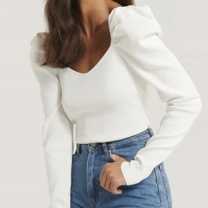 NA-KD tröja - Puffärm, stretchig & v- ringad 