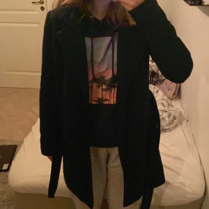 Svart kappa - Jätte fin och skön kappa från Veromoda säljer den pågrund av att jag inte kommer använda den och den är köpt från plick