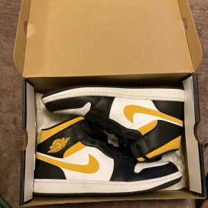 Air Jordan 1 mids  - Air Jordan 1 mid. White pollen black nyskick kvitto finns i lådan 