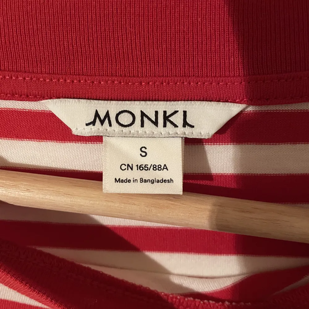 En vit och röd randig monki tröja. Sällan använd för det inte är min stil men bra skick och snygg!. T-shirts.