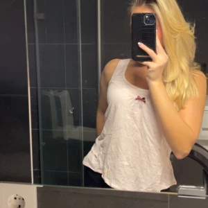 Odd Molly linne - Superfint ljusrosa linne från Odd Molly. Sydd på ett ställe framtill, se bild 3. Dock inget man tänker på direkt men därav lägre pris