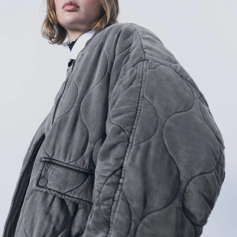 Säljer denna fina och populära Oversized quilted bomber jacket från Zara, strl xs men passar mig som är M. använd max fem ggr.  Hör gärna av dig om du vill ha fler bilder eller har frågor😘  Frakt tillkommer . Jackor.