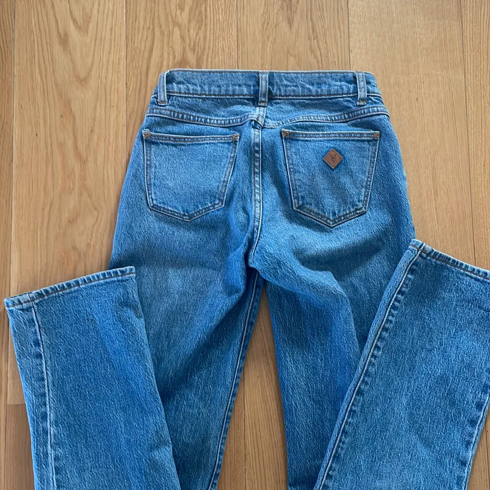 Supersnygga a brand jeans i jättebra skick! Low straight modell  Passar längd 157-160cm ca   . Jeans & Byxor.