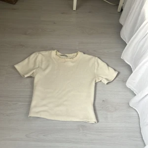 Stickad t-shirt  - Jättefin stickad t shirt fårn zara, skriv för bättre bilder 