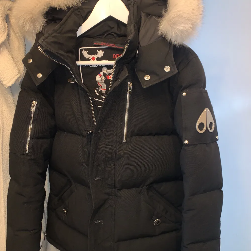 Bra skick storlek xs sitter bra på s ochså kan även byta mot canada goose jacka elr en moncler cardigan storlek s. Jackor.