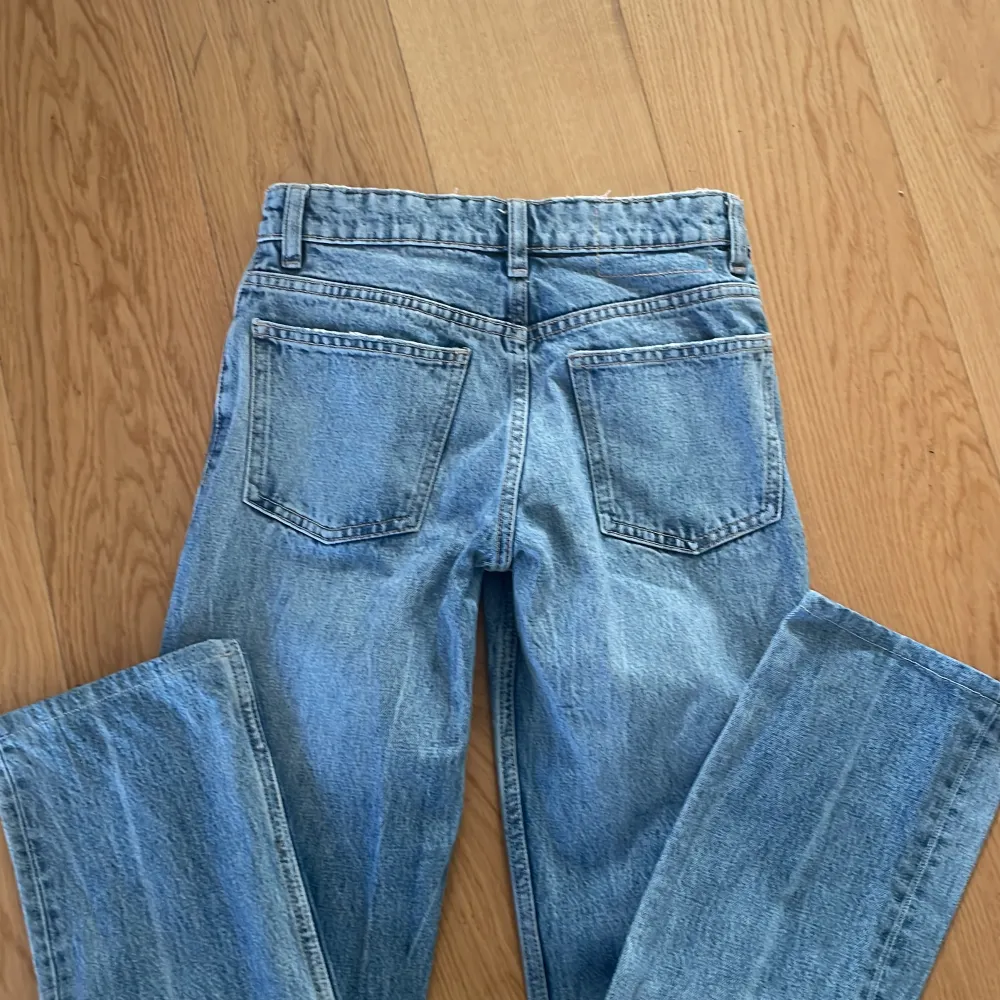 Såå snygga jeans från Zara strl 32 Ljusblå. Straight modell. Passar längd 158-162 cm ca. Jeans & Byxor.