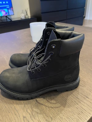 Timberland - Säljer pga att jag ej tyckte om dom. Dom är endast använda 1 gång.  Storlek 38