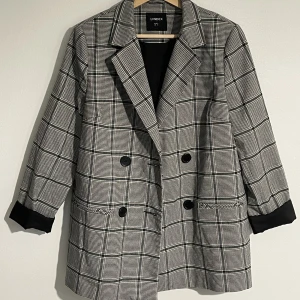 Kavaj  - En rutiga kavaj med fickor som kanske går att sprätta upp✨ Använd en gång. Väldigt fint skick!