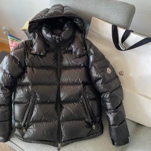 Moncler Maya jacka - Moncler maya jacka i toppenskick! Köpt 2021 i moncler butiken på birger jarlsgatan i stockholm. Skriv för fler bilder och frågor. Äktehstbevis skickas med samt påse och coat bag. 🧼