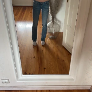 Lågmidjade jeans - Säljer dessa snygga lågmidjade jeansen 💗de är i fint skick men de har två små hål på baksidan som knappt syns, skriv för bilder