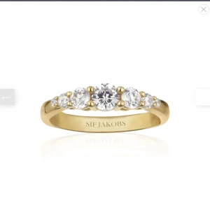 Sif Jakobs ring  - Guldpläterad 18 karat guld  Vita zirkoner Storlek 52 Aldrig använd 