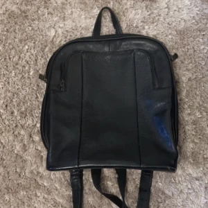 Ryggsäck i äkta skinn - En snygg mindre ryggsäck i vintage stil. 