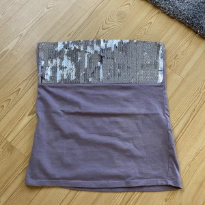 Säljer en jättefin topp💖 - Säljer denna as snygga toppen, den ger mig Stockholmsstil vibe, använd få tal gånger och passar för vilken storlek som💖