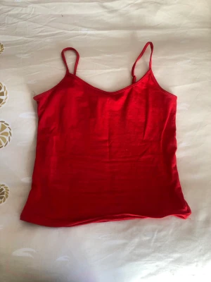 Snygg röd topp  - Köpt från Amisu, kommer inte i håg priset. Den är syd på sidan och längde så den passar den som har storlek S