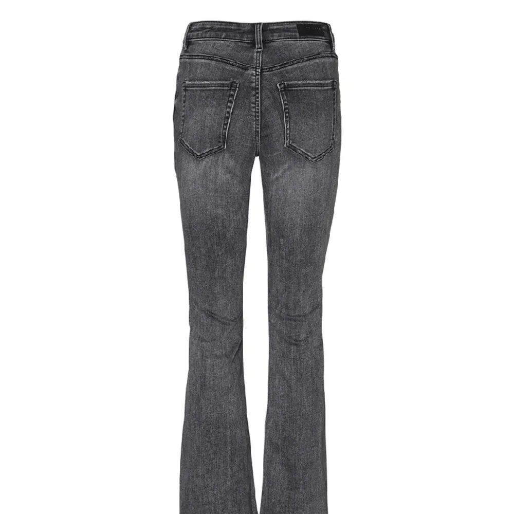 vero moda jeans. bootcut mid waist. köpte från en annan säljare på plick. bra skick. kom privat för egna bilder💕 innerbenslängd 86cm, midjemått 66cm. Jeans & Byxor.