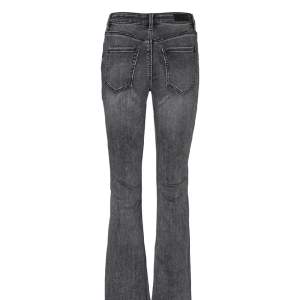 vero moda jeans. bootcut mid waist. köpte från en annan säljare på plick. bra skick. kom privat för egna bilder💕 innerbenslängd 86cm, midjemått 66cm