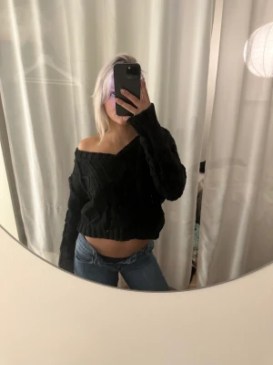 Mysig tröja NA-KD  - Svart mysig tröja från NA-KD. Stickad men inget stickigt material. Använd fåtal gånger 