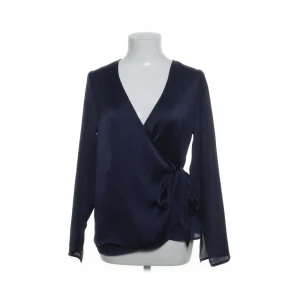 Blus från NAKD - En mörkblå blus från NAKD. I fint skick, kan skicka bild på den vid intresse. Köpare står för frakt