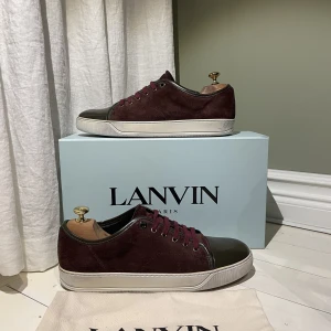 Lanvin skor - Hej! Säljer nu dessa superfina lanvin skor till hösten. Skorna är i helt okej skick 7/10. Dem är lite trasiga i hälen men märks ej vid användning. Bara dustbag medföljer 