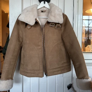 Vinterjacka  - Väldigt snygg och mysig vinterjacka. Köpt för 600 och är nästan oanvänd. Det är storlek 40 men den är väldigt liten i storleken så skulle säga att det är en S/M💌