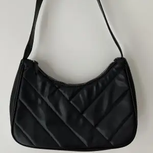 Vanlig svart handväska, praktisk och fin. 