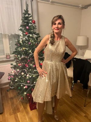 Festklänning  - Jättefin guldklänning med paljetter  