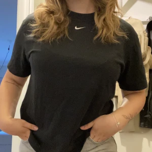 Nike t-shirt ⚡️ - Svart nike t-shirt. Köpt på Plick för ett tag sen men har känt att den inte kom till användning. Fint skick ⚡️