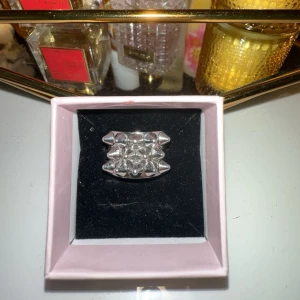 Edblad ring - Hej!  Säljer min Edblad ring som ej kommer till användning, eftersom jag mer använder guld änn silver så är det bäst att jag säljer denna. Alla nitar är kvar❤️fråga gärna om bilder eller om du har nån funderingar.