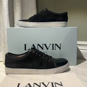 Lanvin skor - Hej säljer nu dessa superfina lanvin skor. Skorna är i helt okej skick 6/10 (se bild 3) bara skorna medföljer därav det låga priset