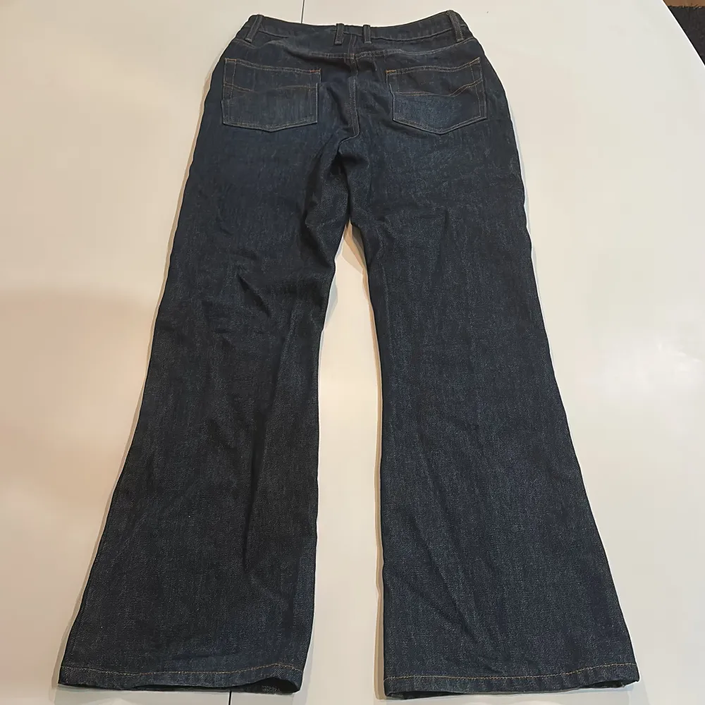 Skit snygga och trendiga mörkblå baggie bootcut jeans köpta från Asos. Storlek W28 L30. Oanvända då de var lite för stora för mig.  Bara att skriva vid fler frågor!. Jeans & Byxor.