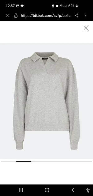 Tröja - Sälje denna tröja med krage från BikBok i storlek S. Den är väldigt mjuk och skön i materialet. Endast prövad. Nypris 399, säljs för 90kr+frakt