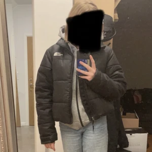 the north face - Säljer min the north face jacka då den inte har kommit  till användning. Den är använd en vinter och är i väldigt bra skick!! Pris kan diskuteras.