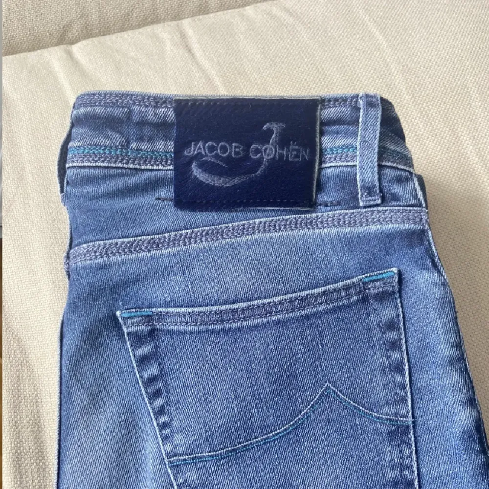 Säljer nu ett par Jacob Cohën jeans i super bra skick, inga defekter. Storleken är 30 och modellen är 622. Hör av er vid fler funderingar :). Jeans & Byxor.