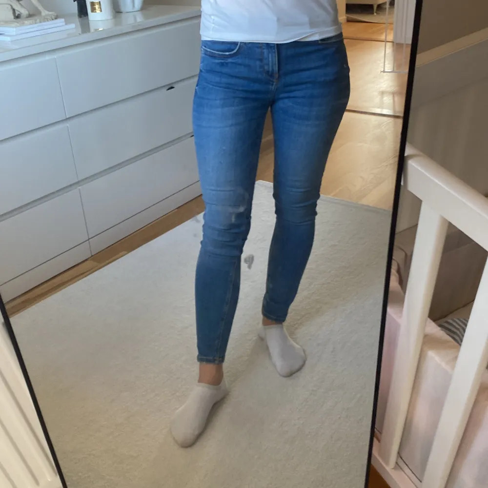 Stretchiga skinny jeans från Zara i storlek 34. Fint skick. . Jeans & Byxor.