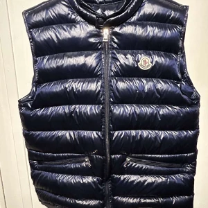 MONCLER VÄST - Super fräsch MONCLER väst. Västen är helt ny och aldrig använd. Färgen är mörkblå men den ser lite svart ut på bilderna  Nypris ligger runt 6700:-  Skriv vid minsta intresse eller om ni skulle vilja ha mer bilder. 👌👌  Priset är inte fast💰