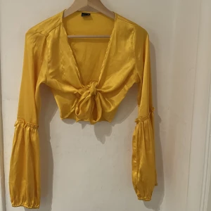 Gul långärmad topp - Gul långärmad topp. Fin till högmidjad underdel.