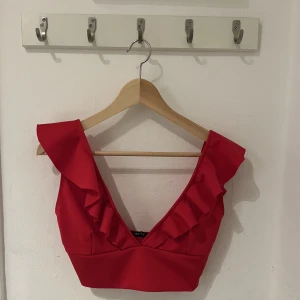 Volang croptop - Röd croptop med volangdetalj 