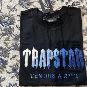 Trapstar - Säljer min trapstar t shirt i nytt skick ingen printad text och den har inga hål eller annat man får med tagg och påse