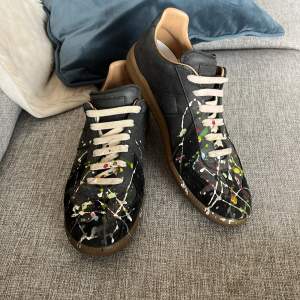 Tjena säljer dessa OANVÄNDA Mason Margiela skor, jätte svåra att få tag på för mitt pris samt så är det i topp kvalite, storlek 42~43 (ganska stora i storlek) 😀 Dom är sjävklart äkta. Tveka inte på att skriva till mig angående frågor om skorna! 😊