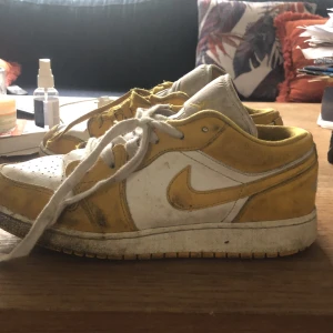 Jordan 1 low gula - Säljer mina Jordan 1s pga av att dem har blivit för små Kommer utan box. Porto Tillkommer