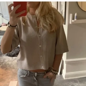 & other storys kofta! - Jag säljer denna superfina kofta från & other storys! Använt kankse max 5 gånger så är god skick💗Storlek S men passar även M skulle jag säga💕